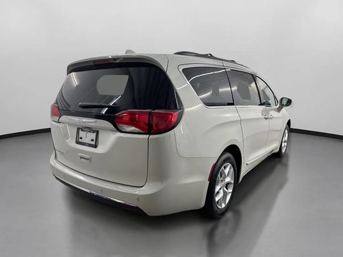 Used 2017 Chrysler Pacifica Touring-L w/ Tire & Wheel Group FWD image 10