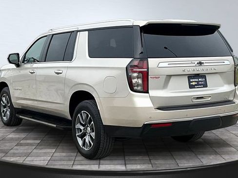 Used 2024 Chevrolet Suburban LT RWD image 4