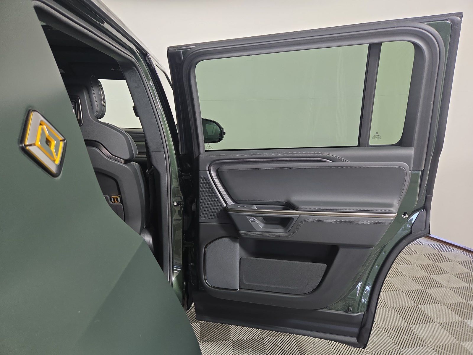 Used 2025 Rivian R1S Adventure Dual AWD/4WD image 19