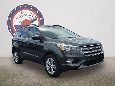 Used 2018 Ford Escape SE w/ SE Sync 3 Package image 2