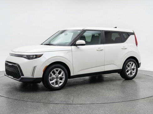 Used 2025 Kia Soul LX w/ LX Technology Package FWD image 3