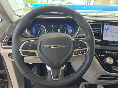 Used 2023 Chrysler Pacifica Touring-L FWD image 14