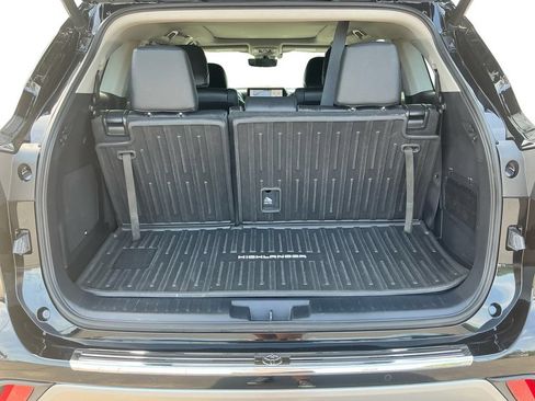 Used 2021 Toyota Highlander Platinum FWD image 24