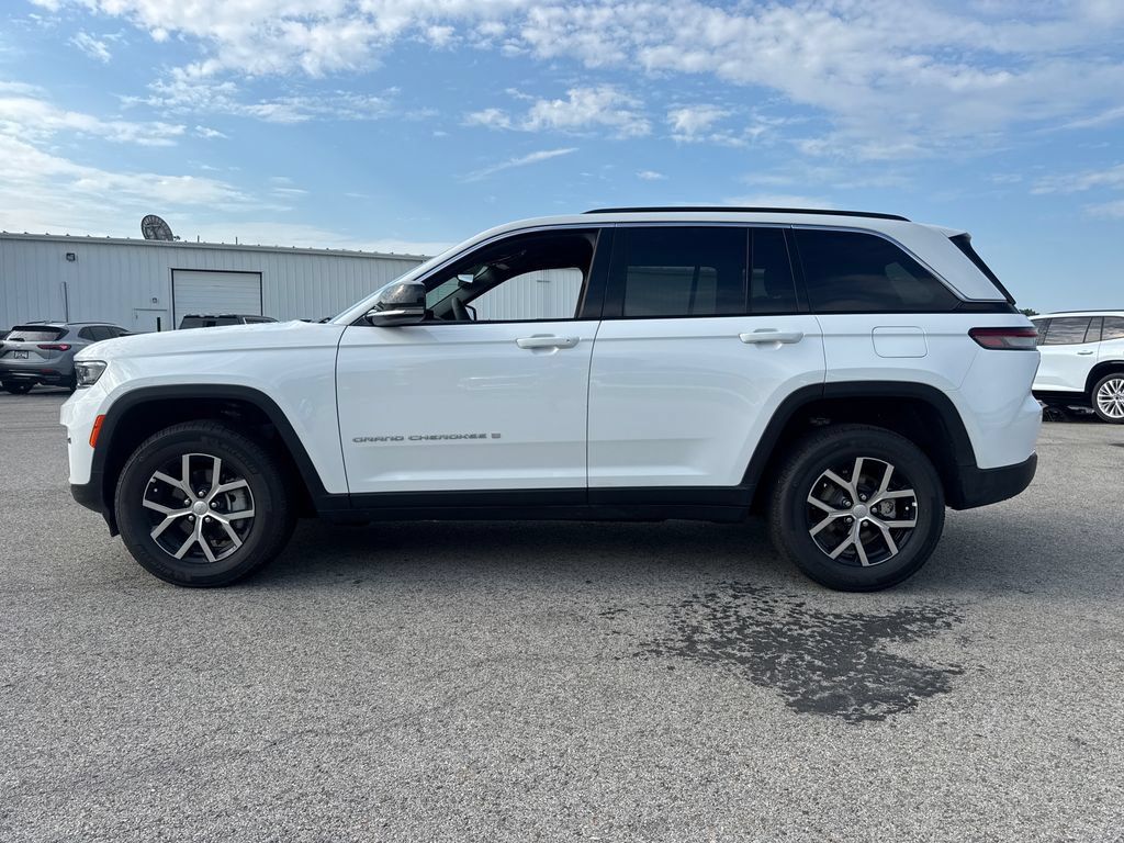 Used 2025 Jeep Grand Cherokee Limited AWD/4WD image 3