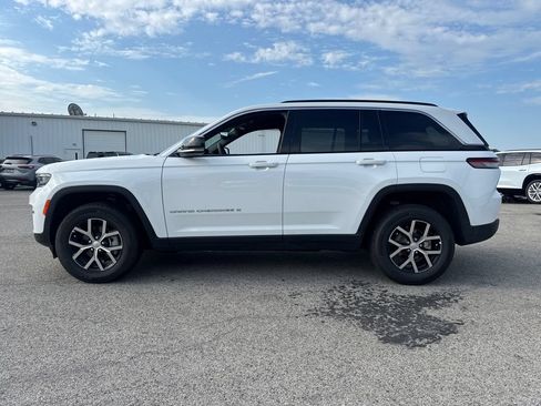 Used 2025 Jeep Grand Cherokee Limited AWD/4WD image 3