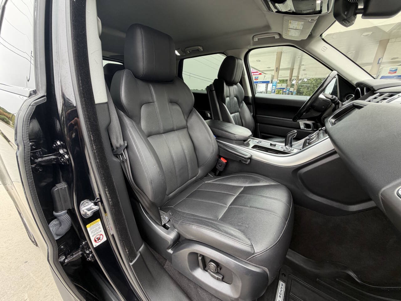 Used 2017 Land Rover Range Rover Sport SE AWD/4WD image 8