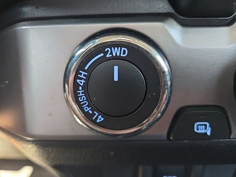 Used 2018 Toyota Tacoma SR5 AWD/4WD image 8