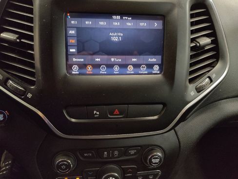 Used 2020 Jeep Cherokee Latitude Plus FWD image 25
