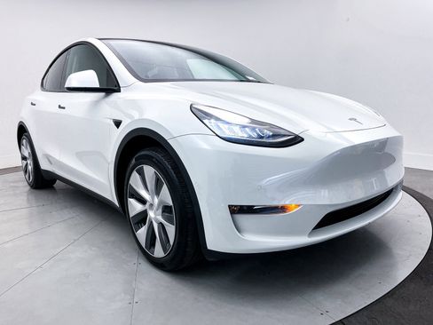 Used 2021 Tesla Model Y Long Range image 9