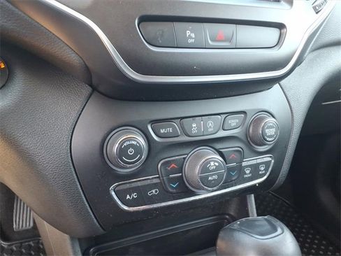 Used 2019 Jeep Cherokee Trailhawk w/ Cold Weather Group image 17