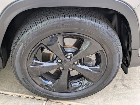 Used 2019 Jeep Cherokee Latitude Plus image 12