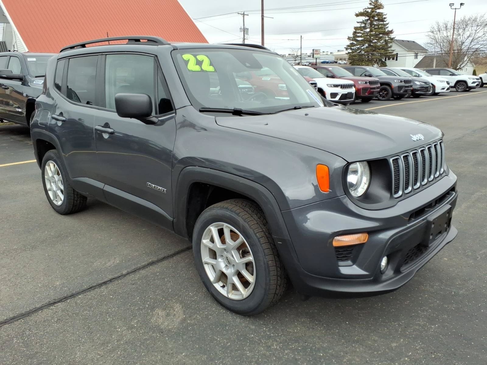 Used 2022 Jeep Renegade Latitude w/ Convenience Group AWD/4WD image 3