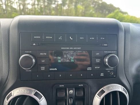Used 2014 Jeep Wrangler Unlimited Rubicon w/ Connectivity Group image 15