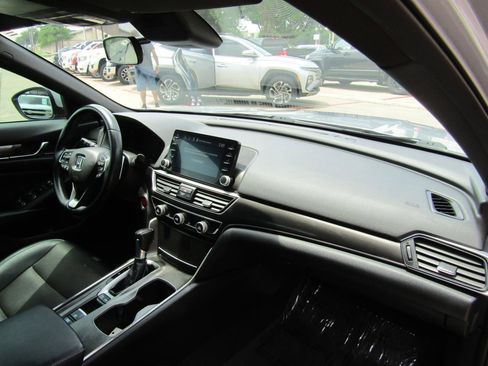 Used 2018 Honda Accord Sport image 9