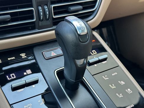 Certified 2025 Porsche Macan AWD/4WD image 24