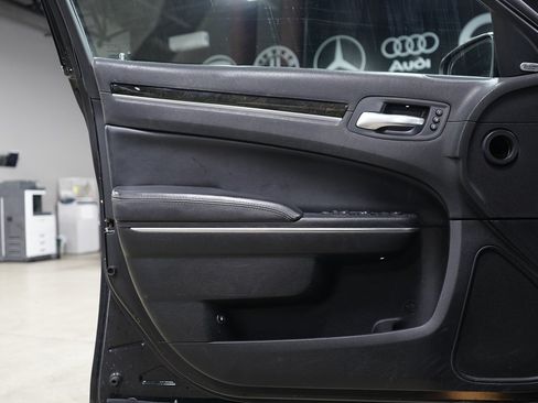 Used 2017 Chrysler 300 C RWD image 9