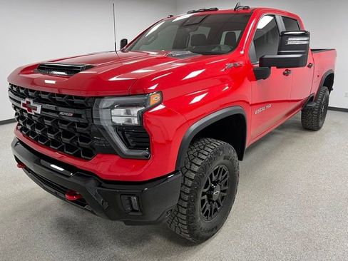 Used 2024 Chevrolet Silverado 2500 ZR2 w/ Technology Package AWD/4WD image 4