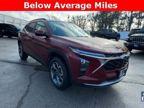 Used 2024 Chevrolet Trax LT w/ LPO, Blackout Package image 2