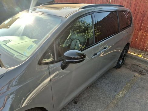 Used 2025 Chrysler Pacifica Limited FWD image 7