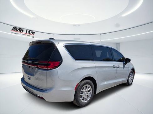 New 2026 Chrysler Pacifica Select FWD image 3