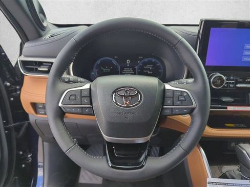 New 2026 Toyota Highlander Platinum image 16