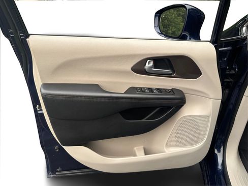 Used 2019 Chrysler Pacifica Touring-L FWD image 23