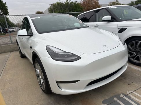 Used 2023 Tesla Model Y 2WD image 2