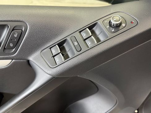 Used 2014 Volkswagen Tiguan S image 34