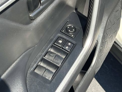 Used 2021 Toyota RAV4 LE FWD image 18