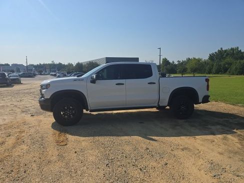 Used 2023 Chevrolet Silverado 1500 ZR2 w/ Technology Package AWD/4WD image 4