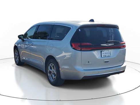 Used 2024 Chrysler Pacifica Limited AWD/4WD image 3