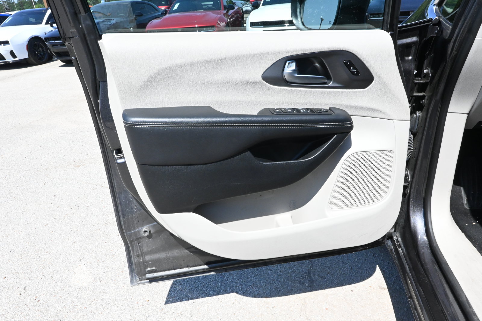 Used 2023 Chrysler Pacifica Touring-L FWD image 7