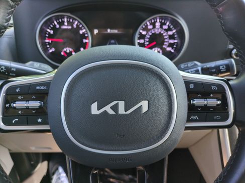 Used 2023 Kia Carnival LX FWD image 16