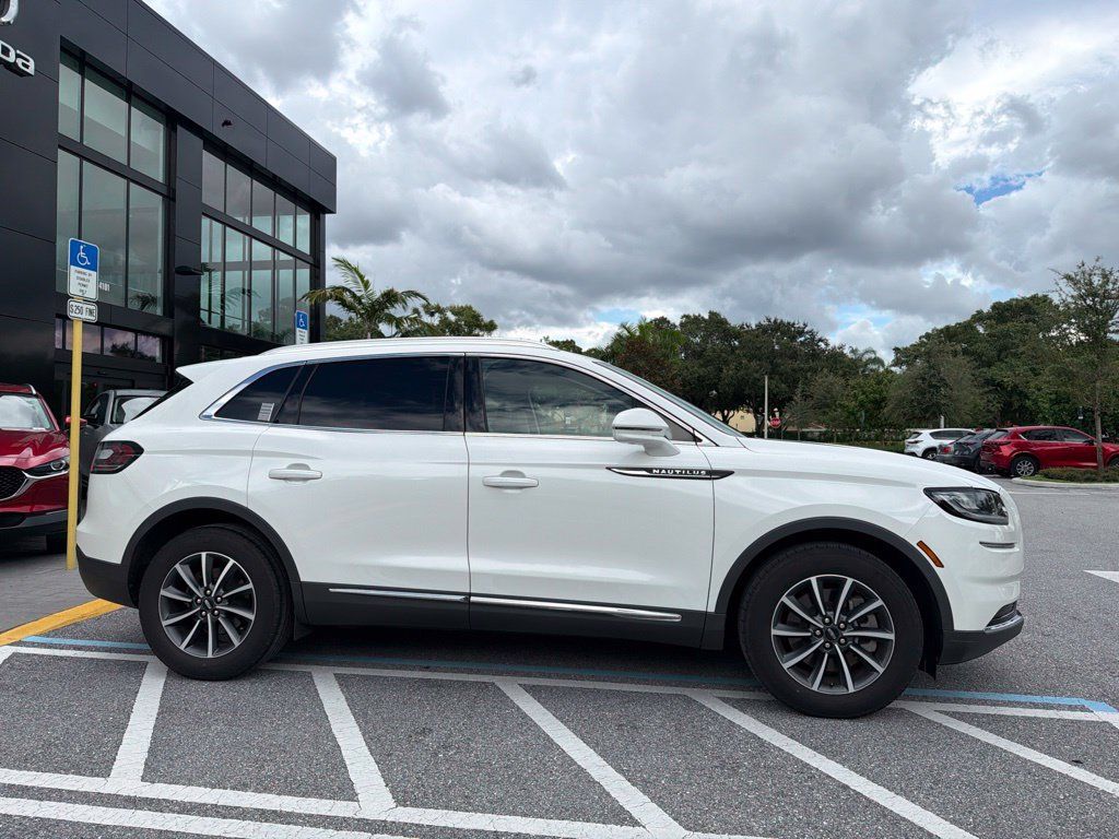 Used 2022 Lincoln Nautilus FWD image 5