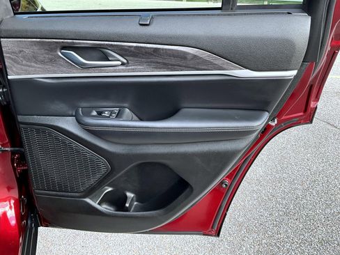 Used 2023 Jeep Grand Cherokee Limited w/ Luxury Tech Group II image 18