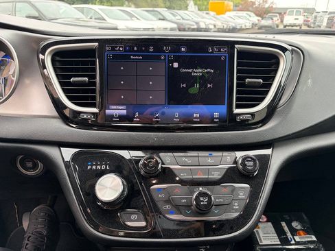 Used 2026 Chrysler Pacifica Select FWD image 12
