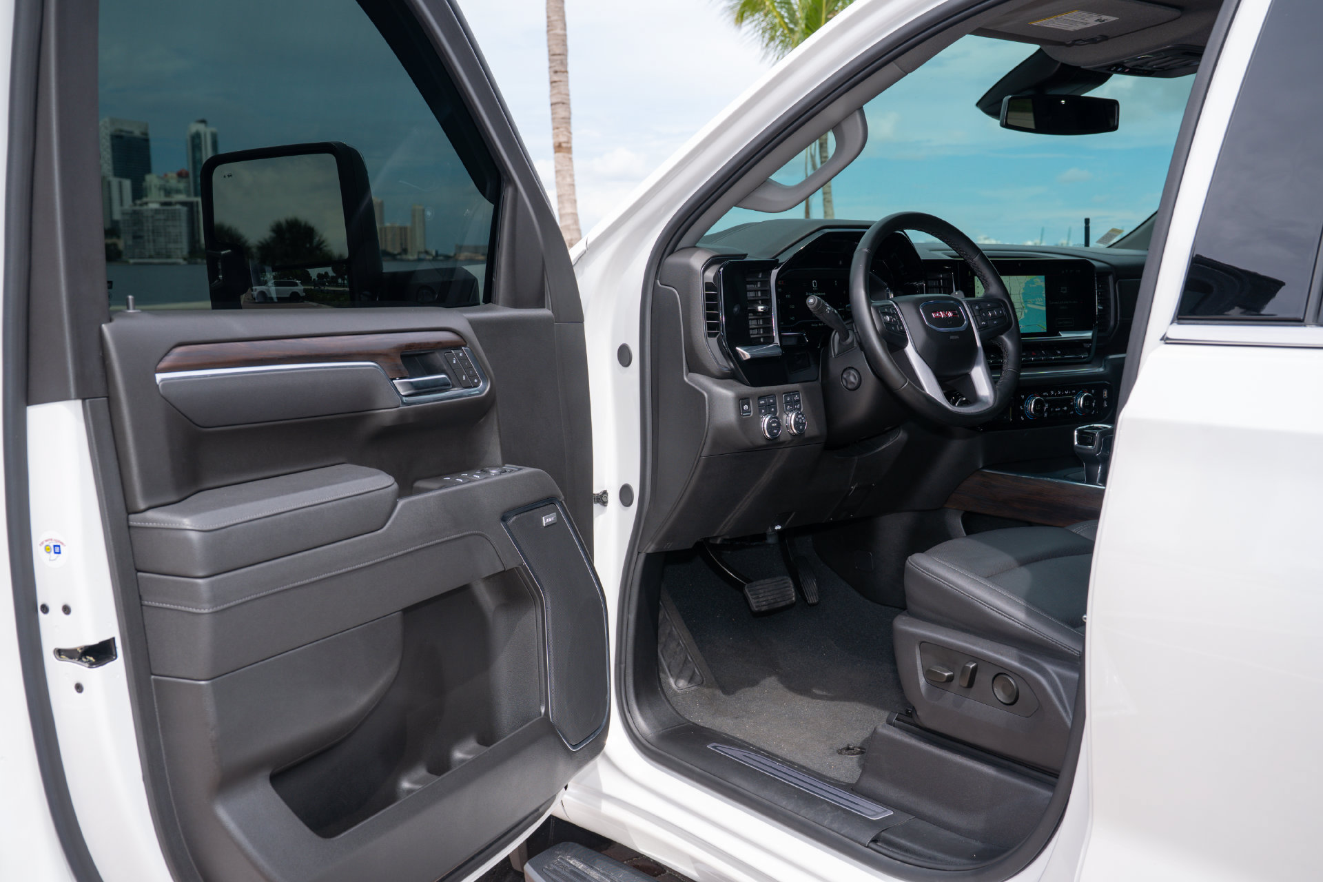 Used 2025 GMC Sierra 1500 SLT w/ SLT Premium Plus Package AWD/4WD image 11