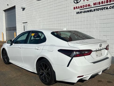 Used 2023 Toyota Camry SE image 3
