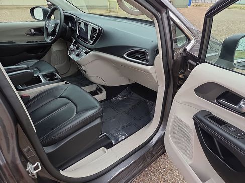 Used 2023 Chrysler Pacifica Touring-L FWD image 12