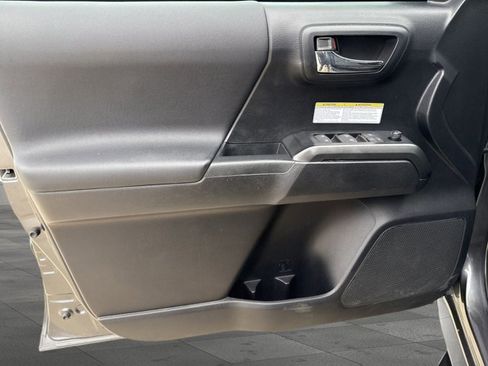 Used 2020 Toyota Tacoma TRD Off-Road image 10