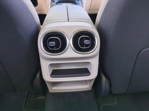 Used 2025 Mercedes-Benz GLC 300 image 17