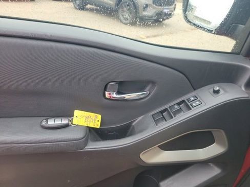 Used 2024 Nissan Frontier SV image 14