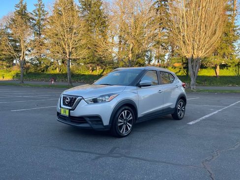 Used 2020 Nissan Kicks SV FWD image 1