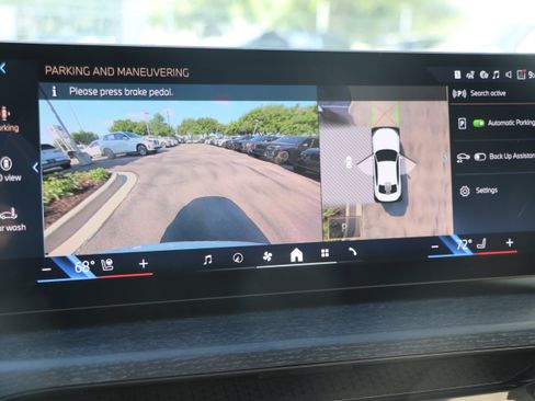 Used 2025 BMW 230i Coupe w/ Convenience Package image 21