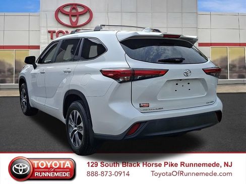 Used 2023 Toyota Highlander XLE AWD/4WD image 4