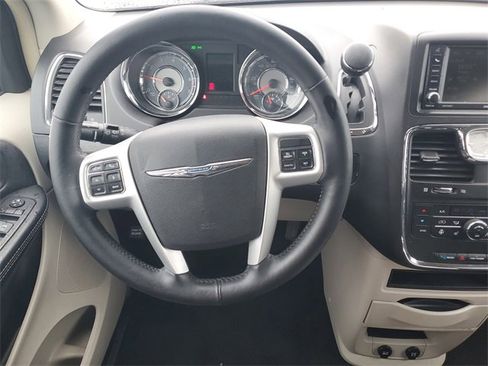 Used 2016 Chrysler Town & Country Touring-L w/ Driver Convenience Group image 13