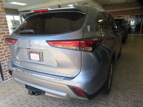 Used 2021 Toyota Highlander Platinum FWD image 80