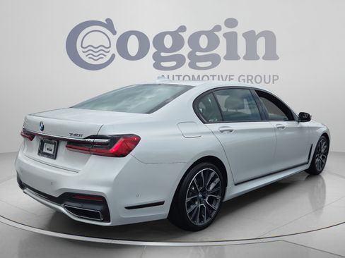 Used 2020 BMW 740i w/ M Sport Package RWD image 5