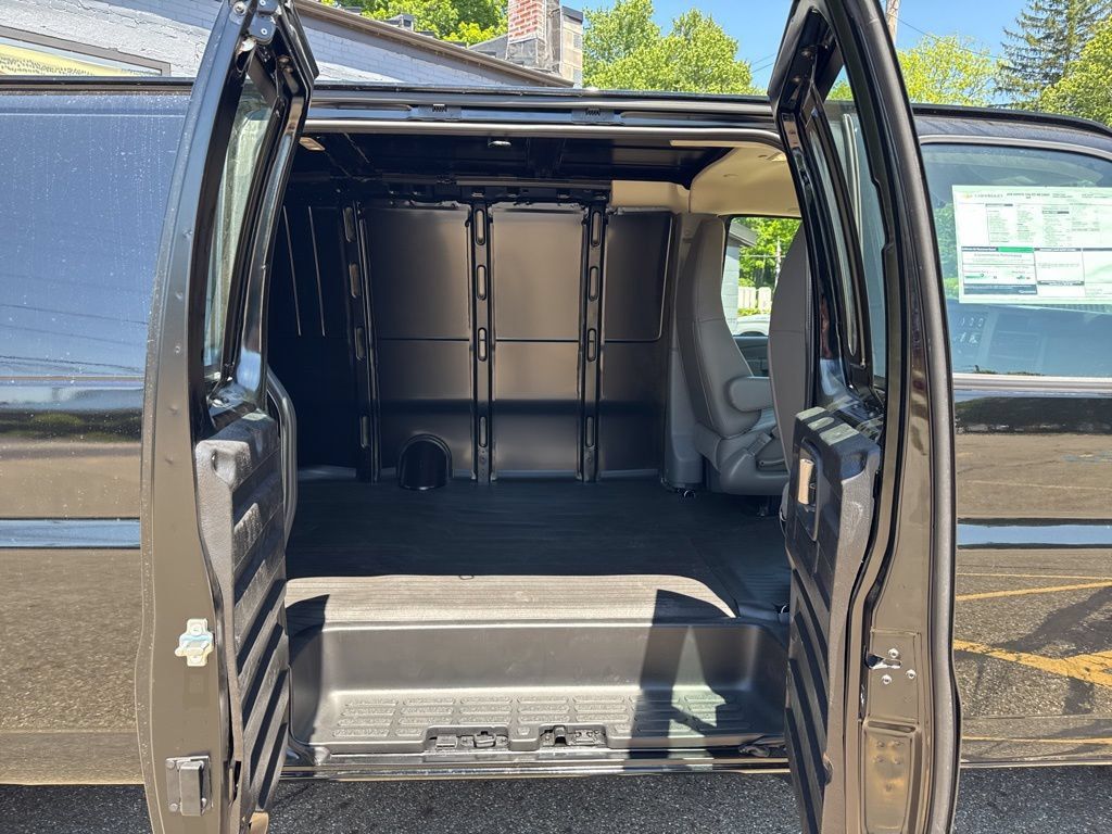 New 2026 Chevrolet Express 2500 Extended w/ Communications Package RWD image 9
