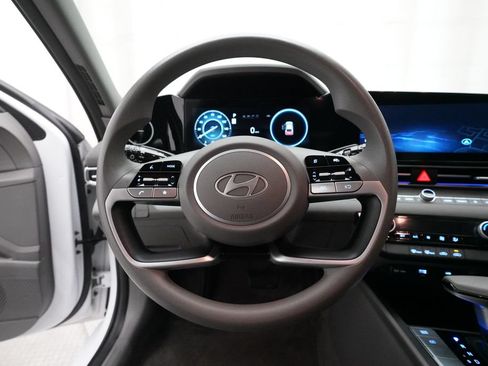 Used 2024 Hyundai Elantra SEL FWD image 4